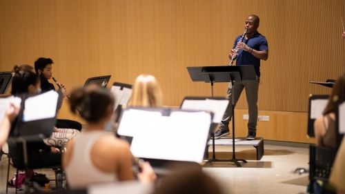 Anthony McGill playing the clarinet with Dartmouth students during a master class