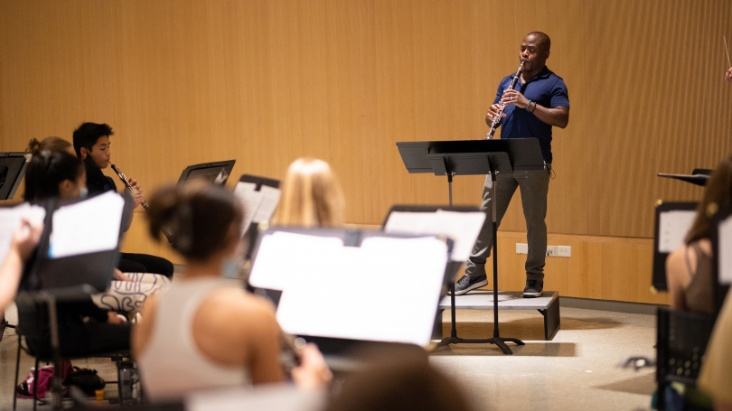 Anthony McGill playing the clarinet with Dartmouth students during a master class