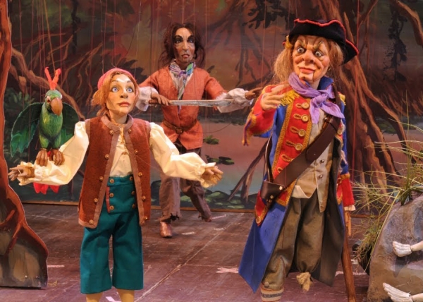 Puppet pirates on stage by Carlo Colla and Sons